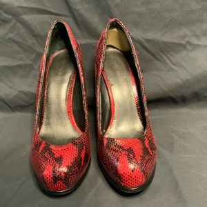 Nine West red snakeskin round toe pump